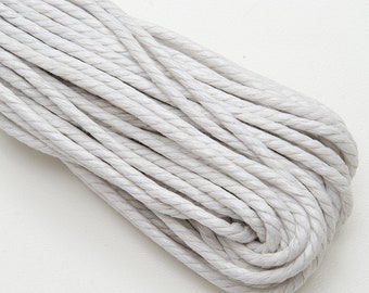 Può includere: Cordoncino di cotone bianco, diametro 2 mm e lunghezza 10 yard (9 metri). Il cordoncino è avvolto a spirale.