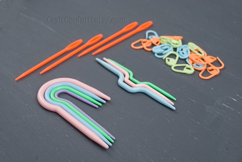 Puede incluir: Un conjunto de agujas de crochet de pl&aacute;stico de colores vivos y marcadores de punto. Las agujas son de varios tama&ntilde;os y colores, incluyendo rosa, verde, azul y morado. Los marcadores de punto son de varios colores, incluyendo naranja, verde, azul y amarillo. CraftConfetti.etsy.com