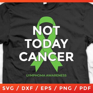 以下が含まれることがあります： 緑のリボンと「NOT TODAY CANCER」と「LYMPHOMA AWARENESS」の文字が書かれた黒いTシャツ。