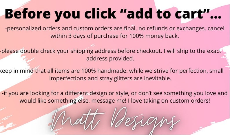 Puede incluir: Gr&aacute;fico rosa y blanco con el texto "Antes de hacer clic en 'a&ntilde;adir al carrito'" y otro texto sobre art&iacute;culos hechos a mano y pedidos personalizados. El nombre de la tienda "Matt Designs" est&aacute; en la parte inferior.