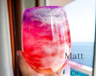 Vaso de vidrio con tapa de bambú y diseño de atardecer en la playa