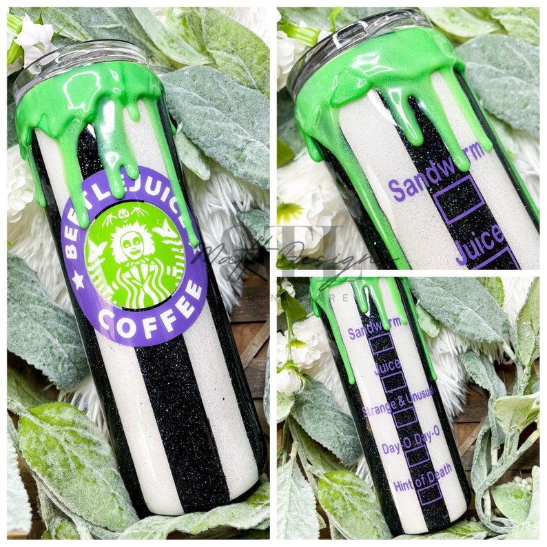 Puede incluir: Un vaso de acero inoxidable con un dise&ntilde;o de rayas blancas y negras, rematado con detalles verdes goteando. El vaso presenta un logotipo circular con el texto "BEETLEJUICE COFFEE" y una ilustraci&oacute;n de personaje. El lateral del vaso dice "Sandworm Juice".