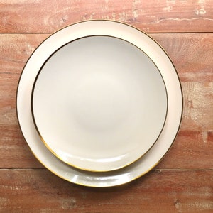 Disposable Modern Shell Ivory  and Gold Party Plates. Disposable Wedding Plates.  Modernity II Collection.
