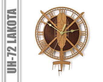 Könnte beinhalten: Eine Wanduhr aus Holz mit einer Silhouette eines UH-72 Lakota Hubschraubers mit römischen Ziffern. Die Uhrzeiger sind golden und der Hubschrauber ist auf einem dunklen Holzhintergrund zentriert.