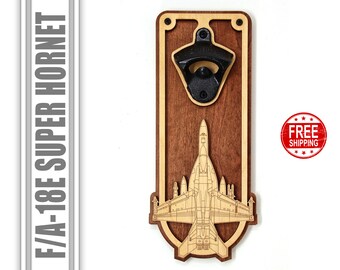 Könnte beinhalten: Flaschenöffner aus Holz mit einem lasergravierten Design eines F/A-18E Super Hornet Kampfjets. Der Flaschenöffner ist aus hellem und dunklem Holz gefertigt und hat einen schwarzen Flaschenöffner aus Metall.