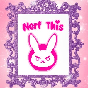 Peut inclure: Une image pixelisée rose d'un lapin avec le texte "Nerf This" au-dessus. L'image est encadrée dans un cadre orné violet.