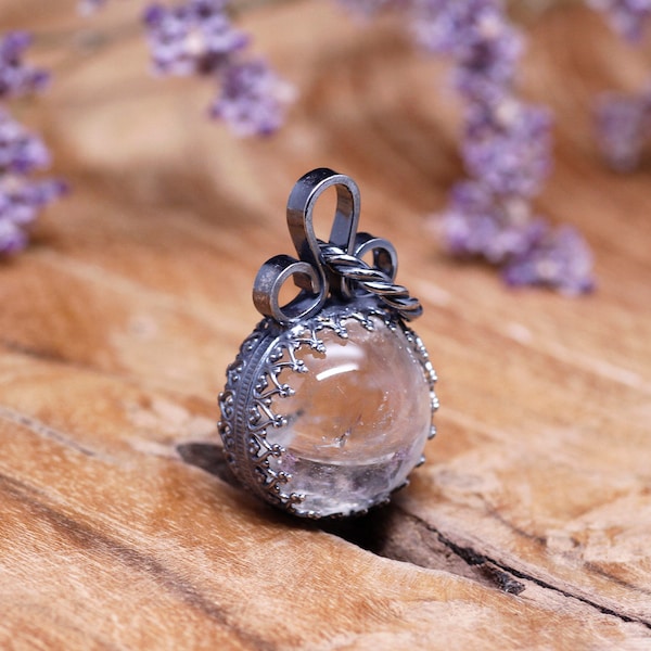 Pendentif rustique 'Full moon' / 'Pool of light' avec sphère en cristal de quartz, fabriqué à la main en argent sterling