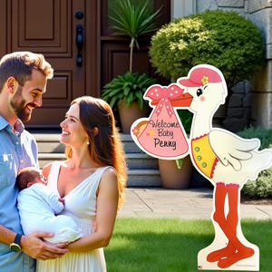 Op de afbeelding: Een roze en witte ooievaar die een roze en witte babytas vasthoudt met de tekst "Welcome Baby Penny". De ooievaar staat op een groen gazon voor een huis.