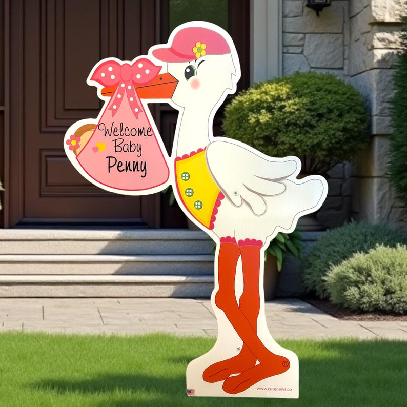 Op de afbeelding: Een roze en witte ooievaar die een roze babypakketje vasthoudt met de tekst "Welkom Baby Penny".