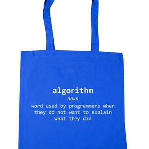 Op de afbeelding: Een helderblauwe draagtas met witte tekst. De tekst luidt "algorithm zelfstandig naamwoord woord gebruikt door programmeurs wanneer ze niet willen uitleggen wat ze deden." De tas heeft twee blauwe handvatten.