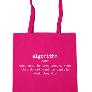 Op de afbeelding: Een felroze draagtas met het woord "algorithm" in het wit en een definitie. De definitie luidt: "woord gebruikt door programmeurs wanneer ze niet willen uitleggen wat ze hebben gedaan."
