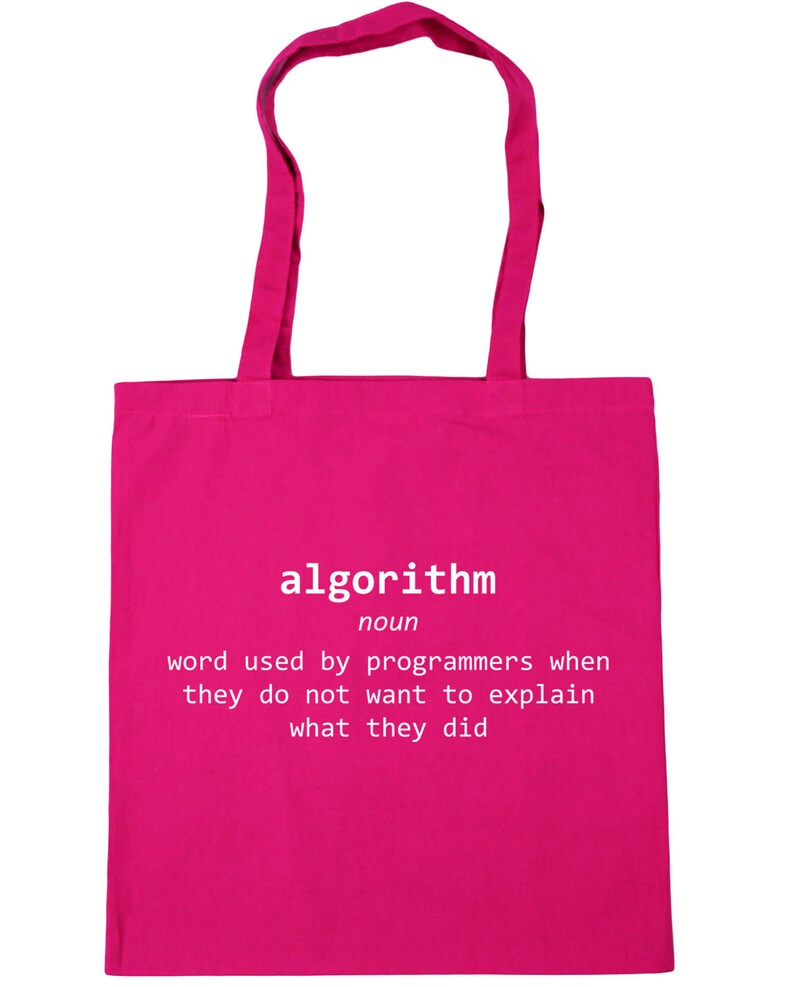 Op de afbeelding: Een felroze draagtas met het woord "algorithm" in het wit en een definitie. De definitie luidt: "woord gebruikt door programmeurs wanneer ze niet willen uitleggen wat ze hebben gedaan."