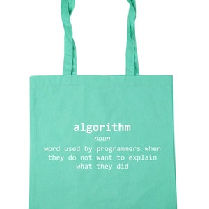 Op de afbeelding: Een lichtgroene draagtas met bijpassende handvatten. De tas heeft het woord "algorithm" in het wit, samen met een definitie: "woord dat door programmeurs wordt gebruikt als ze niet willen uitleggen wat ze hebben gedaan."