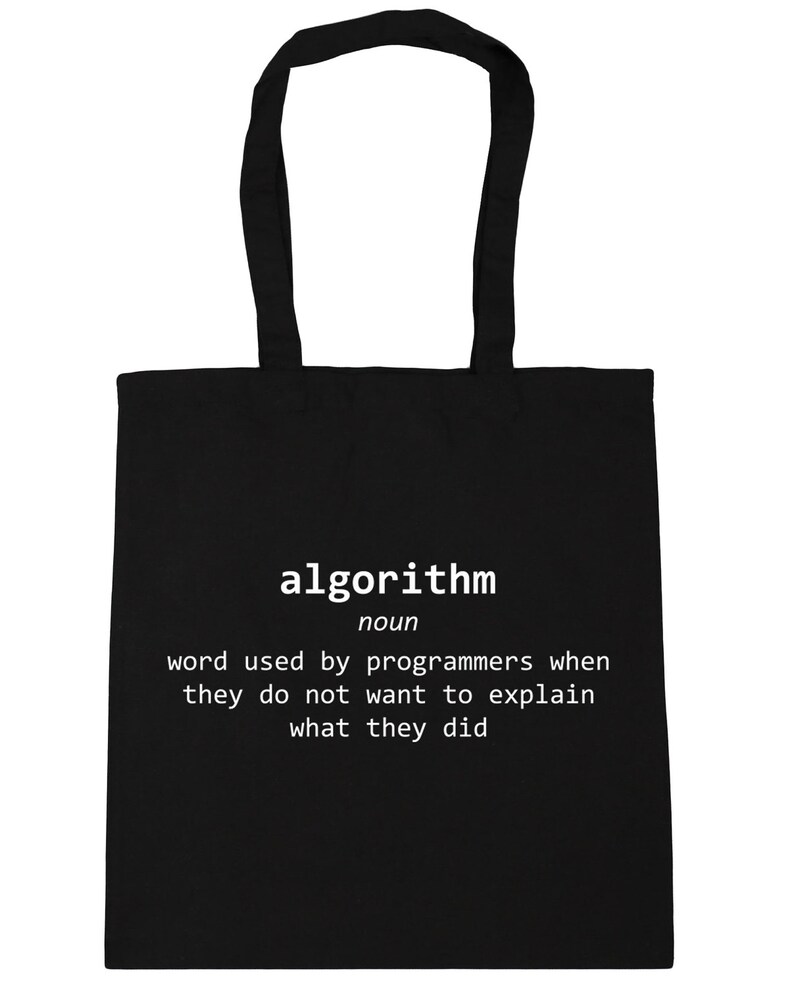 Op de afbeelding: Zwarte draagtas met witte tekst: "algorithm zelfstandig naamwoord woord gebruikt door programmeurs wanneer ze niet willen uitleggen wat ze deden." De tas heeft twee zwarte handvatten.