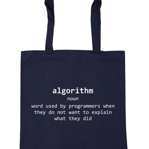 Op de afbeelding: Marineblauwe draagtas met witte tekst. De tekst luidt: "algorithm zelfstandig naamwoord woord gebruikt door programmeurs wanneer ze niet willen uitleggen wat ze deden."