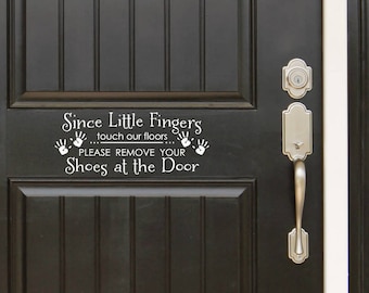 Poiché le piccole dita toccano il nostro pavimento, toglietevi le scarpe alla porta. Adesivo in vinile per parete, porta d'ingresso. Ottima idea regalo per la casa.