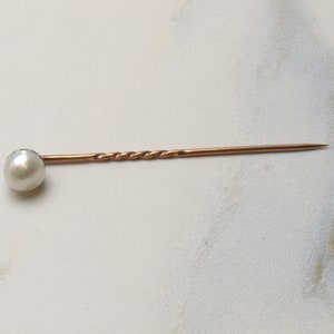 Vintage pearl hat pin or lapel pin in yellow and white gold.