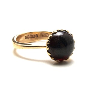 Vintage 9ct gold and garnet cabochon ring image 2