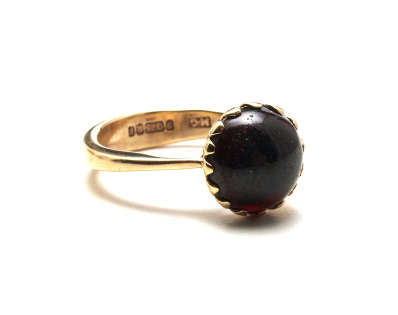 Vintage 9ct gold and garnet cabochon ring image 2