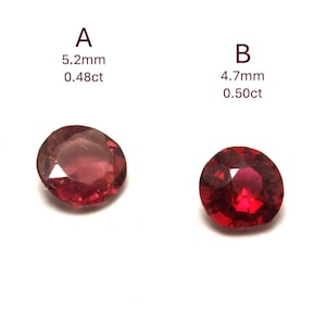 Op de afbeelding: Twee rode edelstenen, gelabeld A en B. Edelsteen A is 5,2 mm en 0,48 ct. Edelsteen B is 4,7 mm en 0,50 ct.