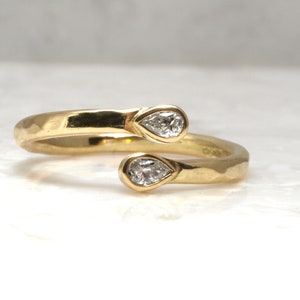 18ct gold and pear diamond ring