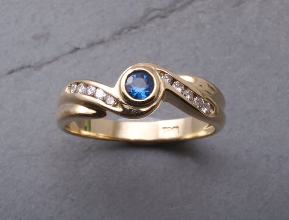 Sapphire and diamond ring in 18ct gold - image 1