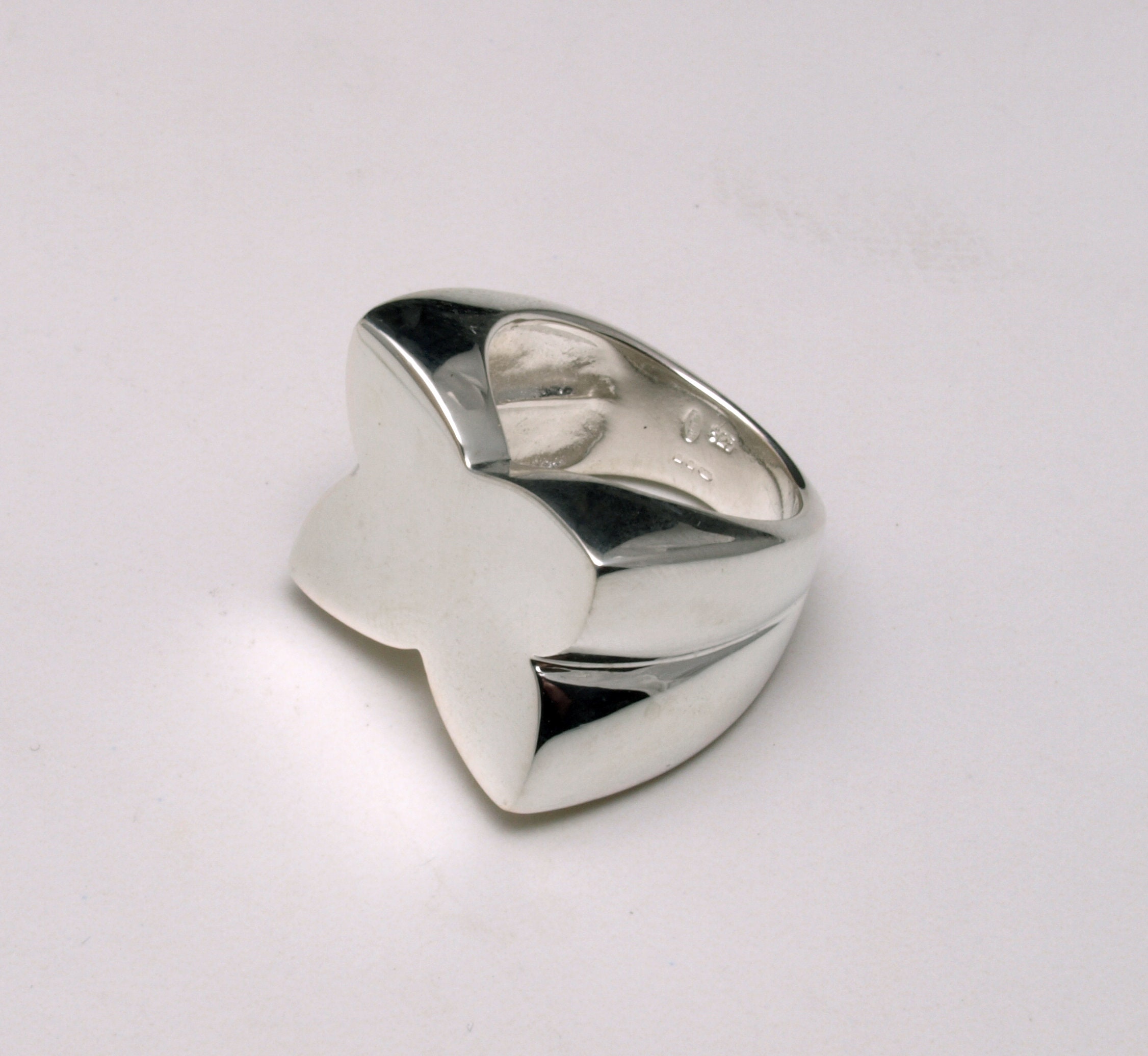 Large very Large Silver Kiss Ring - Etsy