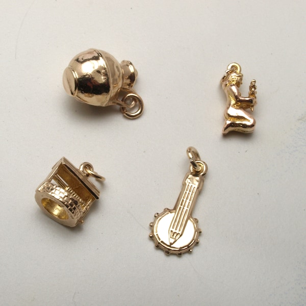 Charms oder Anhänger in 9ct Gold. Gute Besserung wünschen, Flasche, Banjo und betende Frau