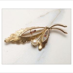Vintage gold, pearl and garnet brooch