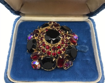 Broche vintage grande con cúpula en relieve de diamantes de imitación rojo rubí, década de 1950