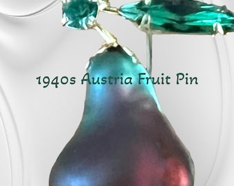Broche/alfiler de pera de fruta, Austria, década de 1940, firmado, de vidrio verde esmerilado con hojas de diamantes de imitación verdes - Color vintage poco común