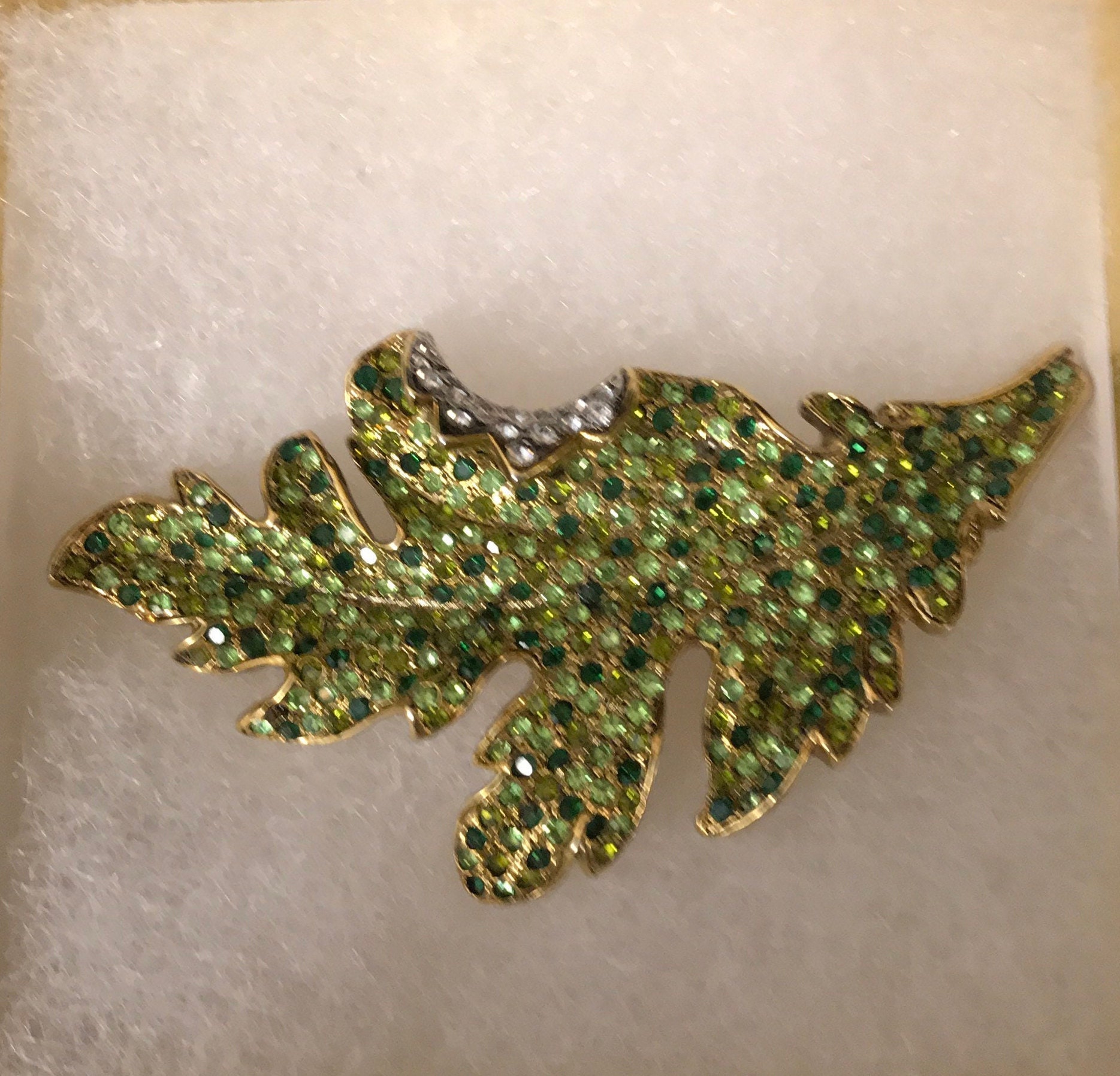 Broche vintage de diamantes de imitación de cristal verde de KJL Kenneth Lane