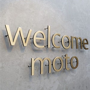 Letras metálicas de acero inoxidable no iluminadas en relieve tridimensional. Señalización personalizada para interiores y exteriores