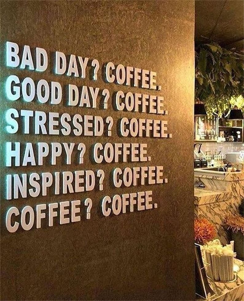 K&ouml;nnte beinhalten: Ein Wandschild mit dem Text "BAD DAY? COFFEE. GOOD DAY? COFFEE. STRESSED? COFFEE. HAPPY? COFFEE. INSPIRED? COFFEE. COFFEE? COFFEE."