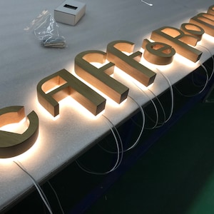 Letrero retroiluminado de madera personalizado, letrero retroiluminado con letras del logotipo comercial, letras de metal con vetas de madera y transferencia de calor