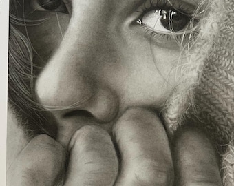 Può includere: Disegno a matita in scala di grigi dettagliato di un volto, incentrato sugli occhi e sul naso. La mano della persona è vicino al suo viso. Due matite, una nera e una arancione, sono in basso nel disegno.