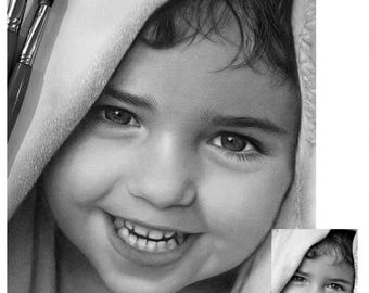 Puede incluir: Dibujo a lápiz en blanco y negro de un niño sonriente envuelto en una toalla. Los ojos del niño están abiertos y mirando al espectador. Dos pinceles son visibles en la esquina superior izquierda. Una versión más pequeña de la imagen está en la esquina inferior derecha.
