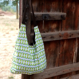 MIDI shoulder bag sewing pattern. Pdf download. Beginner friendly step by step tutorial. Fully lined with magnetic closure.