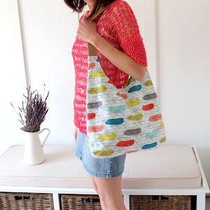 MIDI shoulder bag sewing pattern. Pdf download. Beginner friendly step by step tutorial. Fully lined with magnetic closure.