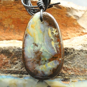 Naszyjnik z opalem Boulder: unisexowy wisiorek z kamieniem szlachetnym, opal australijski