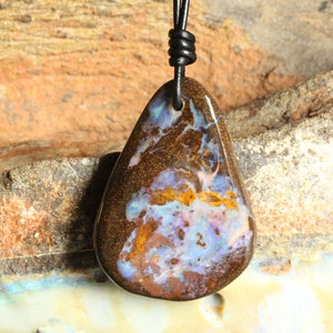 Naszyjnik z opalem w kształcie łzy: naturalny australijski kamień szlachetny, wyjątkowa biżuteria