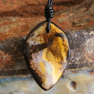 Collar de ópalo Boulder: pieza llamativa elaborada artesanalmente con piedras preciosas australianas