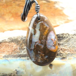 Naszyjnik z opalem w kształcie łezki: australijska biżuteria z kamieni szlachetnych