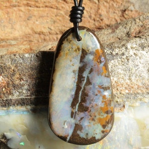 Duży australijski naszyjnik z opalu głazowego: ręcznie cięty wisiorek z kamieniem szlachetnym