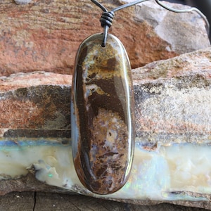 Naszyjnik z opalu Boulder: naturalny australijski wisiorek z kamieniem szlachetnym na skórzanym rzemieniu