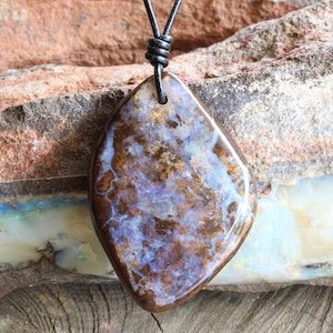Ręcznie robiony naszyjnik z opalu głazowego: naturalny wisiorek z australijskiego kamienia szlachetnego