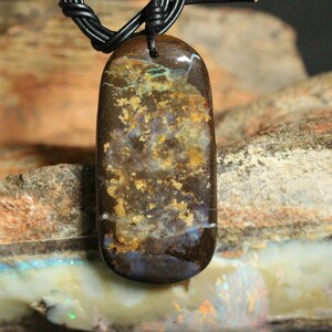Duży australijski naszyjnik z wisiorem z opalu głazowego – naturalny kamień szlachetny, wyjątkowa biżuteria, rzadki, jedyny w swoim rodzaju prezent