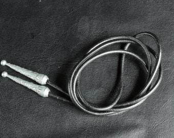 Bolo-Krawattenschnur | Hochwertiges griechisches Leder | 3,5 mm schwarze runde Boloschnur mit dekorativen Silberspitzen | Mode-Statement-Schmuck | Vielseitig