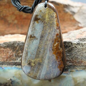 Collar con colgante de ópalo Boulder hecho a mano: piedra preciosa grande de forma libre