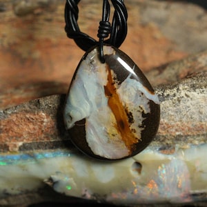 Naszyjnik z naturalnego opalu głazowego: australijska biżuteria z kamieni szlachetnych